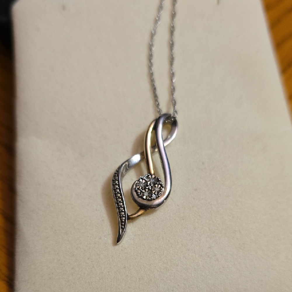 Elegant Silver Pendant Necklace